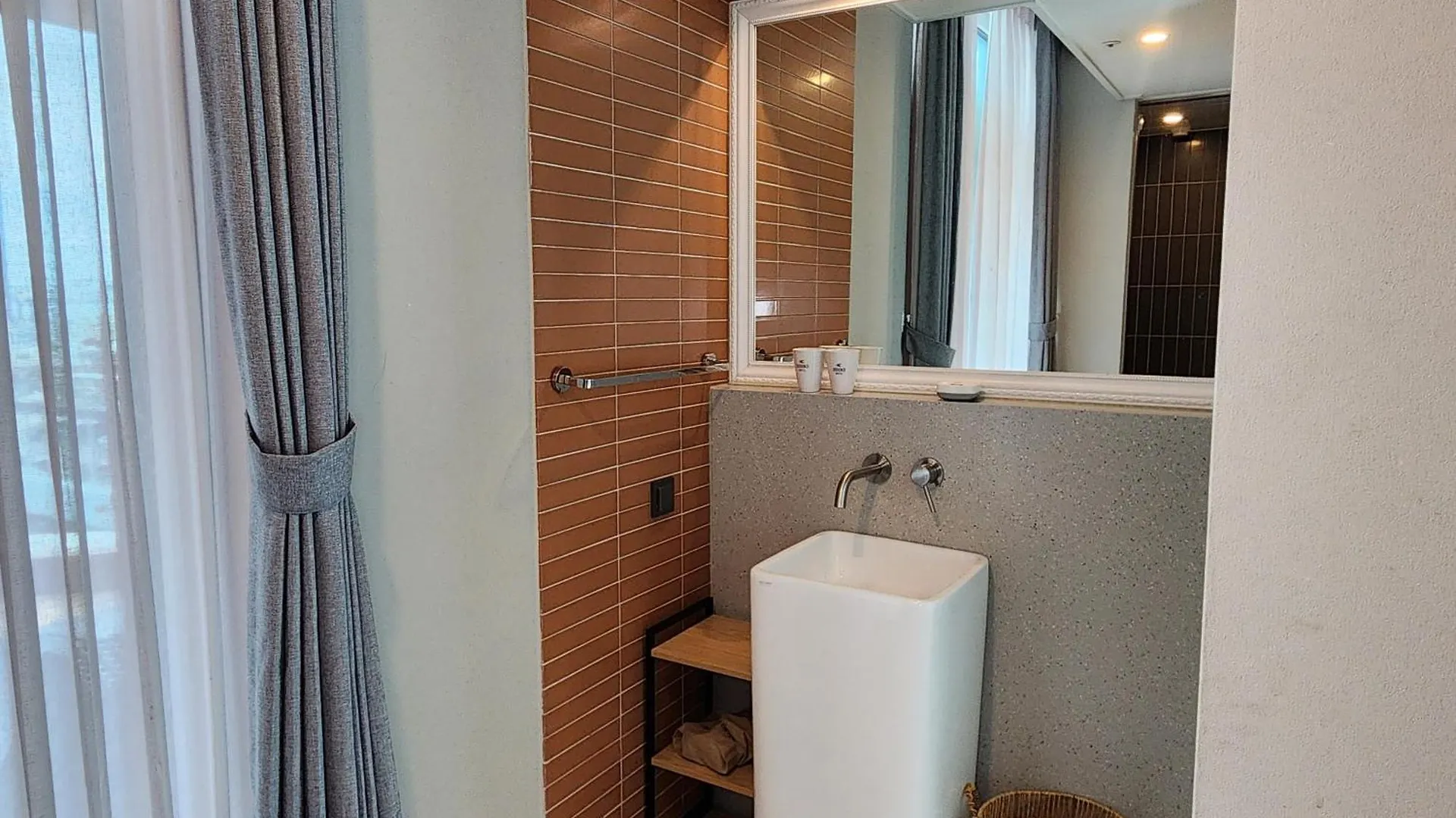 Hound Hotel Busan Station 3*,